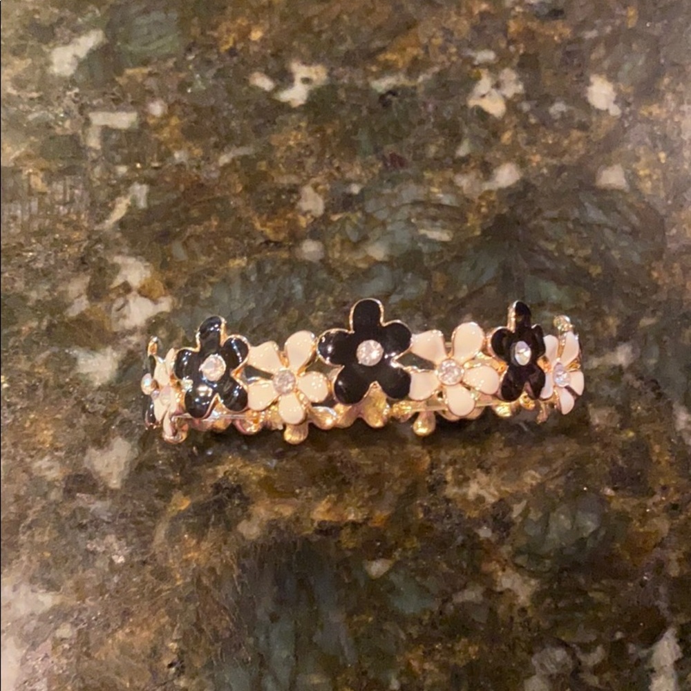 Black and White Flower Stretch Bracelet